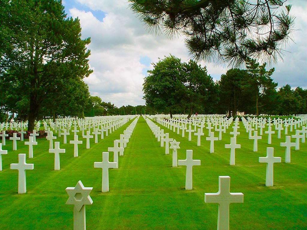 Cimetière militaire de Colleville-Sur-Mer avec des croix blanches