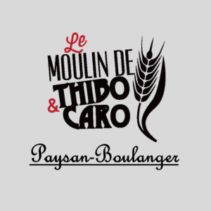 Logo de "Le Moulin de Thibo & Caro", boulangerie artisanale avec une étiquette stylisée et un épi de blé.