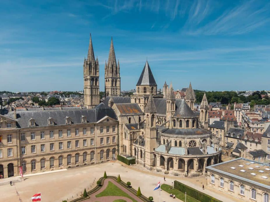 Vue aérienne de l'église Saint-Étienne, et de l'Abbaye aux Hommes.