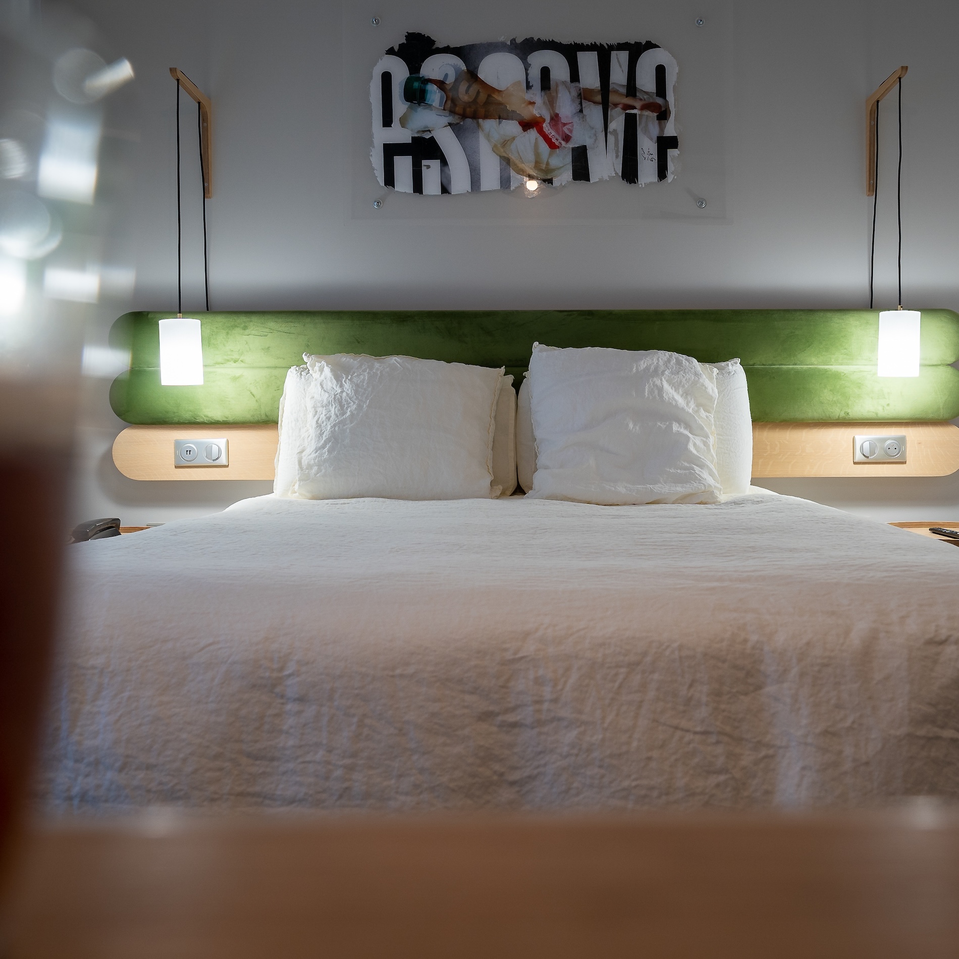 Chambre moderne de l'Hôtel Libéra à Colombelles, avec literie de qualité et décoration épurée.