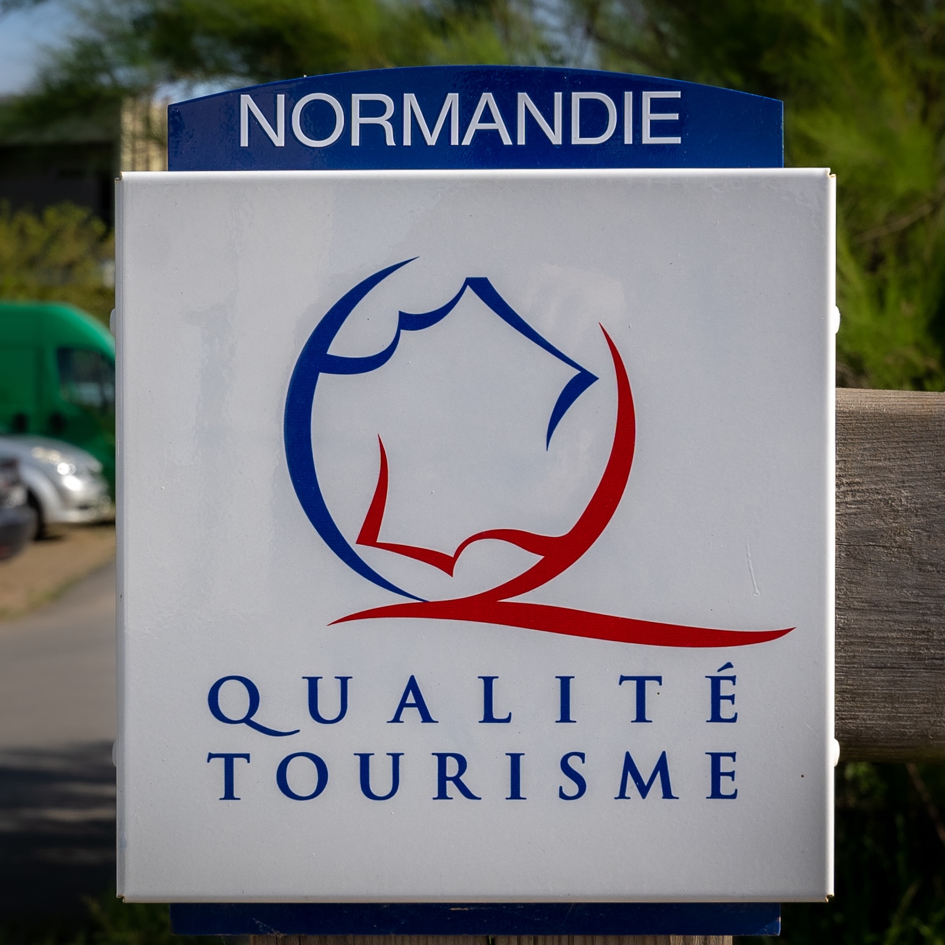 Logo de la marque « Qualité Tourisme » en Normandie, signalant un établissement de tourisme de qualité.